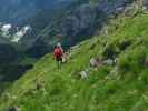 Evelyn zwischen Steinwand und Passo dell' Agnello