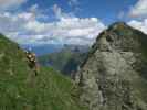 Evelyn zwischen Steinwand und Passo dell' Agnello