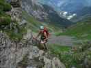 Evelyn zwischen Steinwand und Passo dell' Agnello