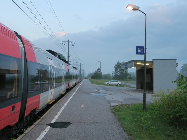 REX 1734 im Bahnhof Nikolsdorf, 637 m (9. Juli)