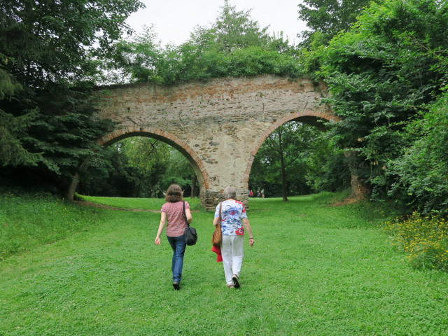Sabine und Oma auf der Sommerpromenade
