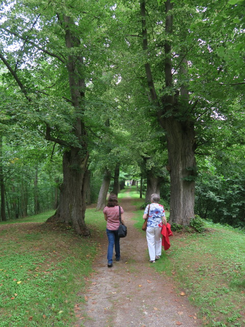 Sabine und Oma auf der Sommerpromenade