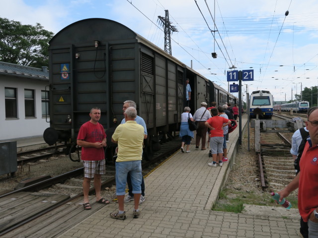 R 16970 im Bahnhof Retz, 245 m