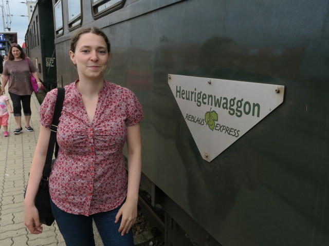 Sabine im Bahnhof Retz, 245 m