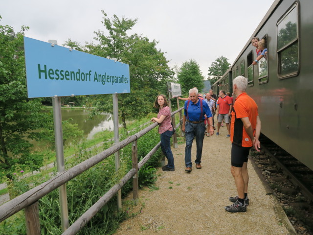 Sabine in der Haltestelle Hessendorf Anglerparadies, 440 m