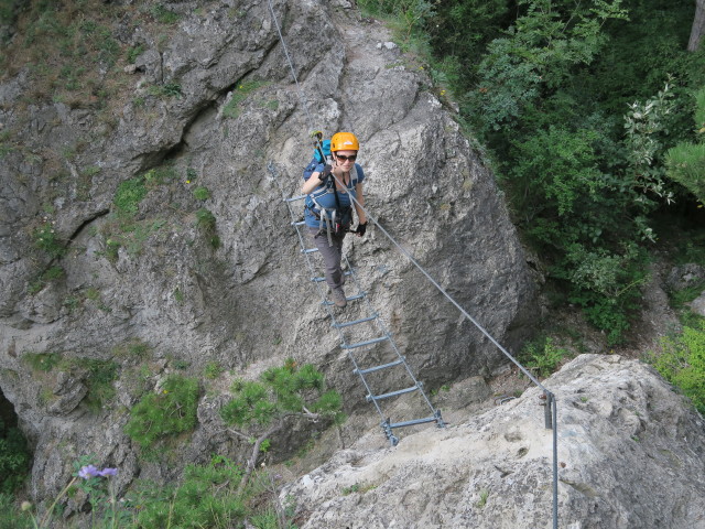 Sabine auf der Seilbr&uuml;cke