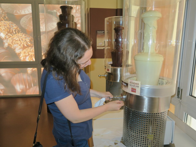 Schokomuseum: Sabine beim Schokobrunnen