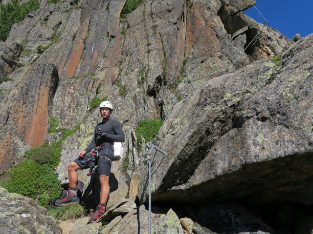 Fernau-Klettersteig: Christoph beim Steigbuch (13. Aug.)