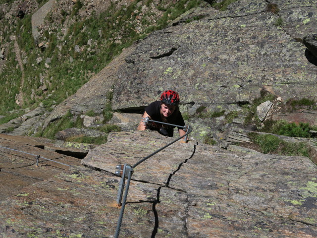 Fernau-Express-Klettersteig: Miriam im &Uuml;berhang (13. Aug.)