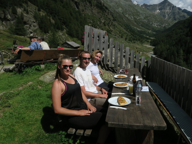 Miriam, ich und Christoph beim Gasthof Fiegl, 1.956 m (15. Aug.)