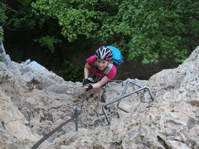 W&auml;hringer Klettersteig: Sabine zwischen Einstieg und Nische