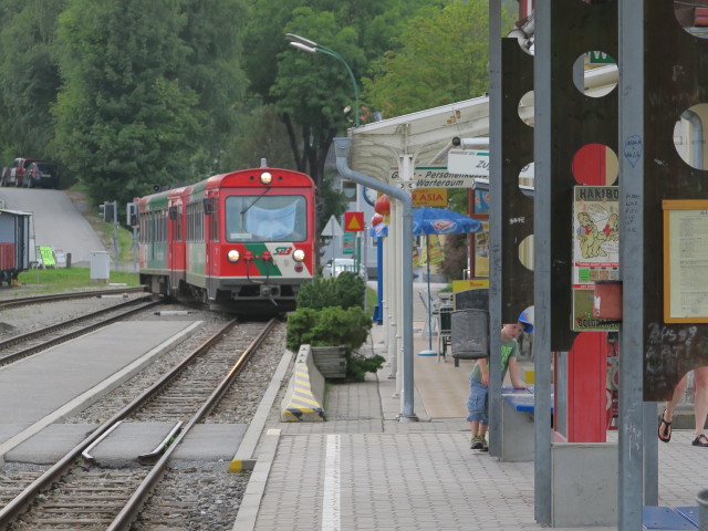 R 8718 bei der Einfahrt in den Bahnhof Murau, 809 m (20. Aug.)