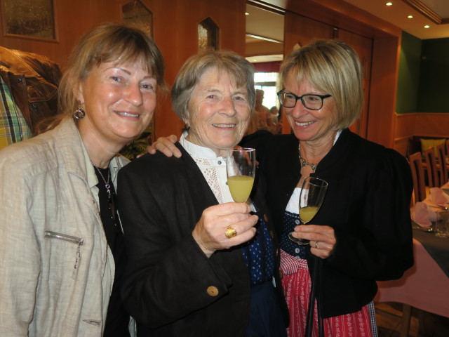 Eveline, Oma und Mama im Restaurant Reisinger