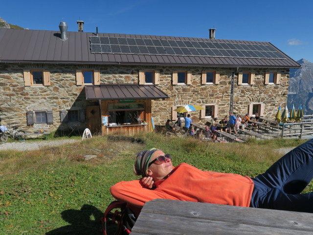 Eva-Maria bei der Starkenburger Hütte, 2.237 m (25. Sept.)