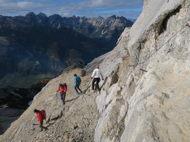 Christoph und Gudrun zwischen Serles und Serlesjöchl (30. Okt.)