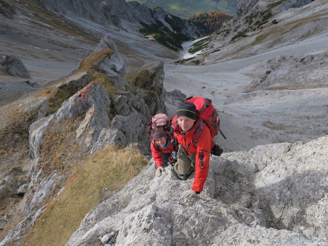 Gudrun und Christoph zwischen Serles und Serlesjöchl (30. Okt.)