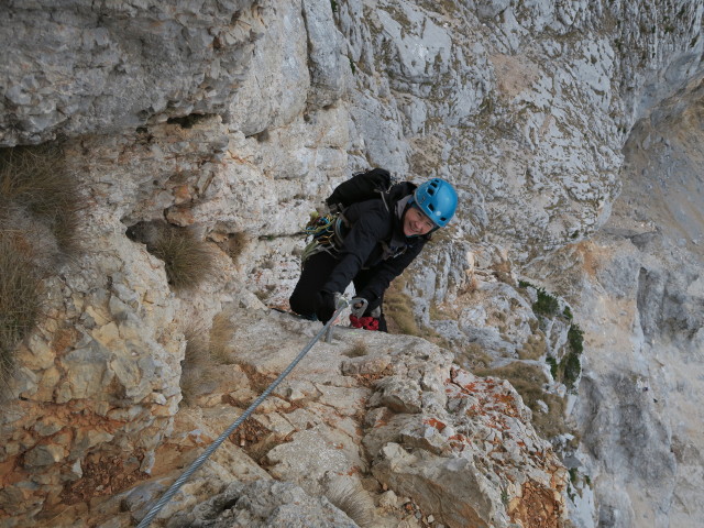 Königschusswand-Klettersteig: Irene zwischen Schlüsselstelle und Höhle
