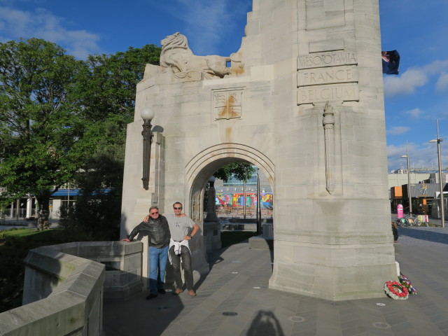 Papa und ich auf der Bridge of Remembrance in Christchurch (13. Nov.)