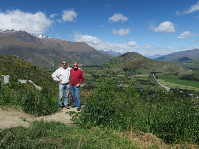 Ich und Papa neben der Crown Range Road (20. Nov.)