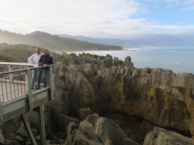 Ich und Papa bei den Punakaiki Pancake Rocks im Paparoa National Park (23. Nov.)