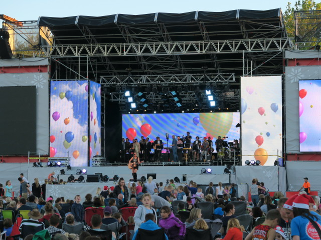 Kaylee Bell bei Coca-Cola Christmas in the Park in Christchurch (25. Nov.)