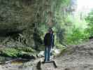 Papa unter dem Oparara Arch im Kahurangi National Park (24. Nov.)