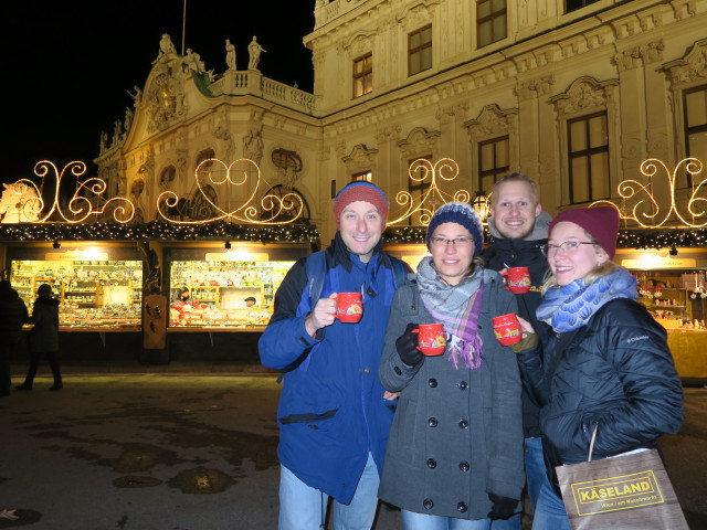 Ich, Kathrin, Thomas und Lauren im Weihnachtsdorf Schloss Belvedere