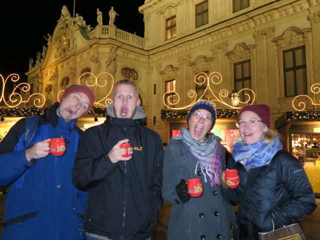 Ich, Thomas, Kathrin und Lauren im Weihnachtsdorf Schloss Belvedere