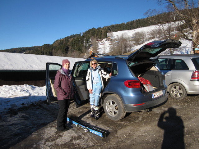 Sabine und Mama am Parkplatz