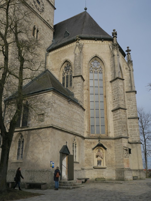 Sabine und Mama bei der Stadtpfarrkirche hl. Michael