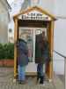 Mama und Sabine beim Eierautomat