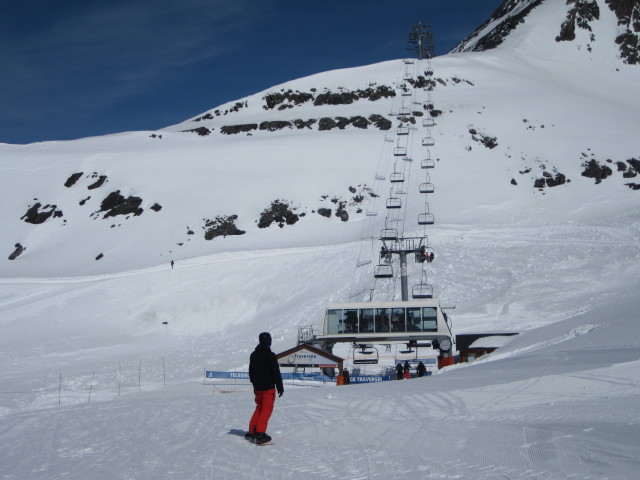 Markus bei der Talstation des Télésiège Traversée (2.985 m) (11. März)