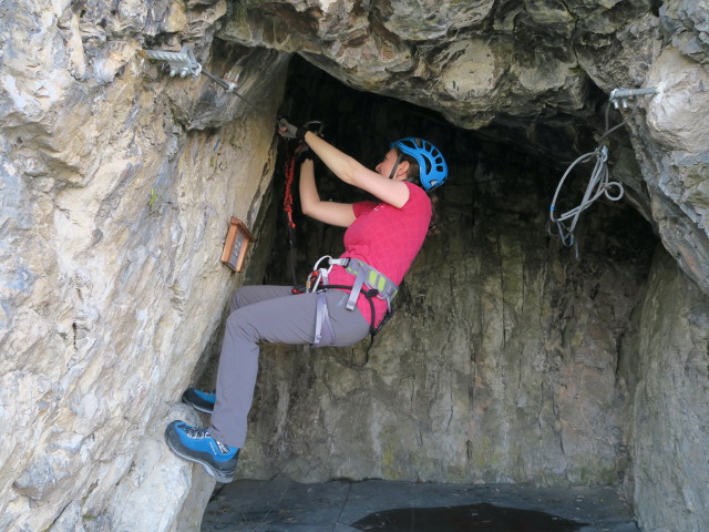 Gumpoldskirchner Klettersteig: Sabine in der H&ouml;hle
