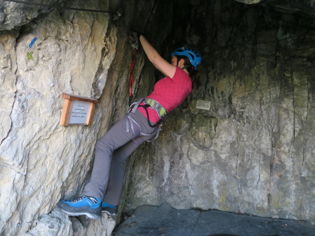 Gumpoldskirchner Klettersteig: Sabine in der Höhle