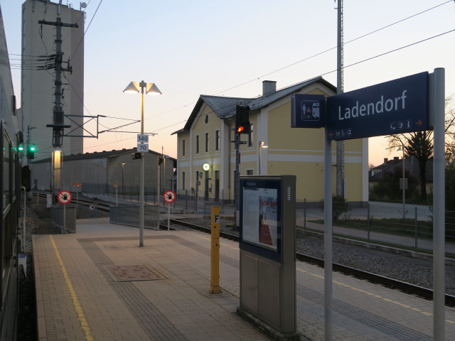 Bahnhof Ladendorf, 220 m