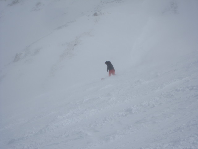 Markus neben der Piste 14b (18. Apr.)