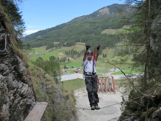 Kesselfall-Klettersteig: Erich auf der ersten Seilbrücke