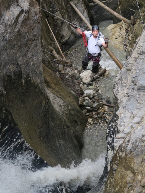 Kesselfall-Klettersteig: Erich auf der zweiten Seilbrücke