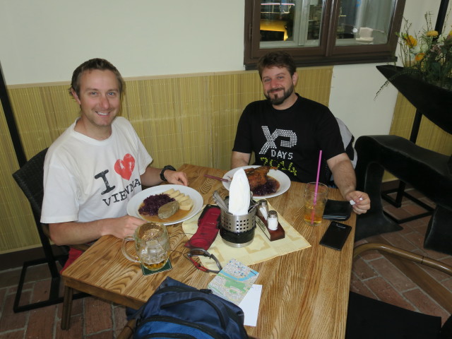 Ich und Markus im Restaurant Bredovský Dvur