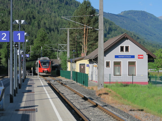 4024 104-4 als S 4209 bei der Ausfahrt aus dem Bahnhof Steinfeld im Drautal, 582 m (25. Mai)