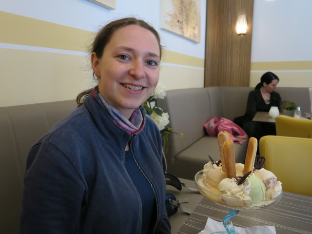 Sabine im Eissalon Julia (1. Mai)