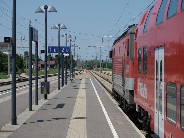 REX 2820 im Bahnhof Absdorf-Hippersdorf, 183 m