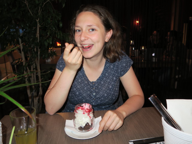 Sabine im Restaurant wake_up