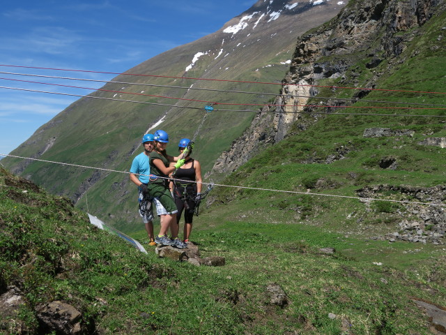 Klettersteig 'MoBo 107': Hans, Leonie und Christina beim Flying Fox