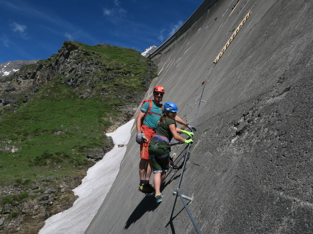 Klettersteig 'MoBo 107': Markus und Leonie zwischen Flying Fox und erstem Steigbaum