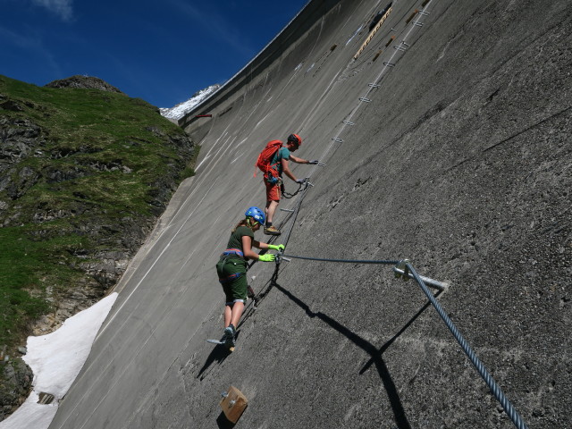 Klettersteig 'MoBo 107': Leonie und Markus zwischen erstem und zweitem Steigbaum