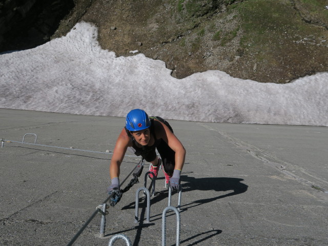 Klettersteig 'MoBo 107': Christina zwischen erstem und zweitem Steigbaum