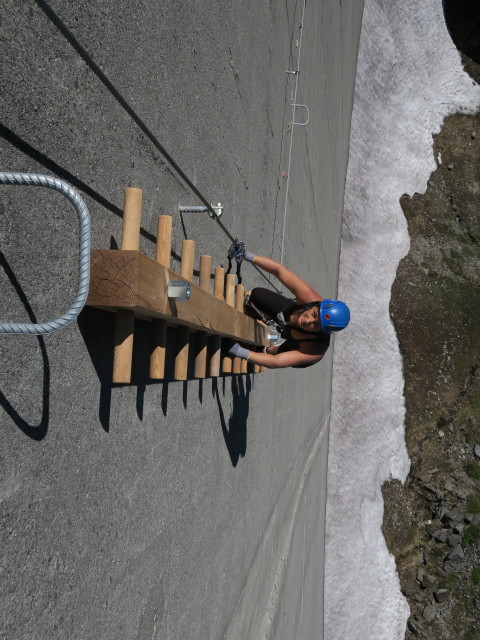 Klettersteig 'MoBo 107': Christina am zweiten Steigbaum