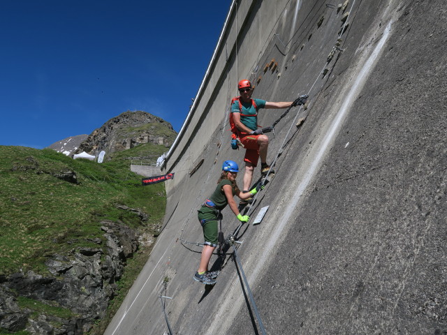 Klettersteig 'MoBo 107': Leonie und Markus zwischen Rastbankerl und Swing