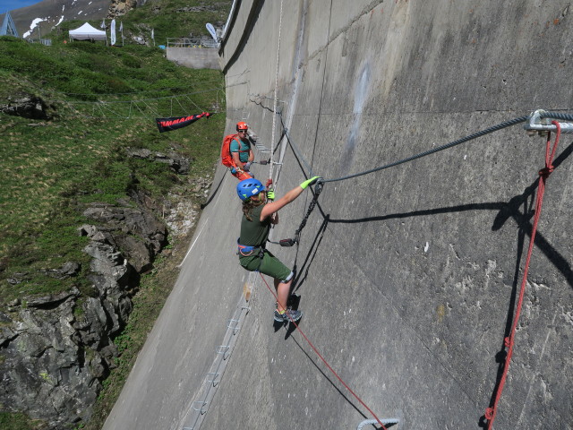 Klettersteig 'MoBo 107': Markus und Leonie beim Swing